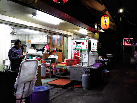 士林には深夜から営業を始めるラム肉の名店があり、遅い時間の台北を楽しむのに最適です。