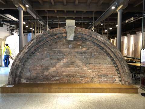 三井倉庫最具特色的半圓形山牆，保留在一樓入口處