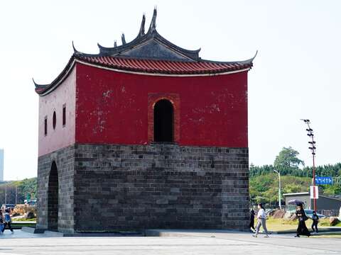 北門是臺北唯一保留閩南式風格之城門，其屋頂屋脊、垂脊及屋瓦皆為閩式風格的重要元素