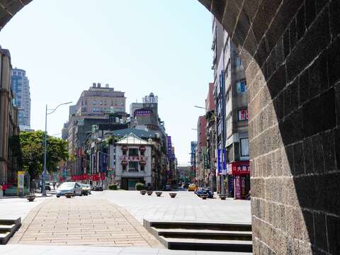北門門道往南的博愛路與延平南路，街道與城牆斜交的現象，也成為臺北城市軸線的風水地景特色