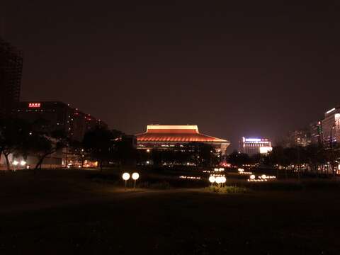 夜晚的臺北行旅廣場，也同樣的寧靜優雅