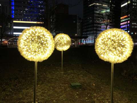 蒲公英造型燈具增添臺北行旅廣場的浪漫風情