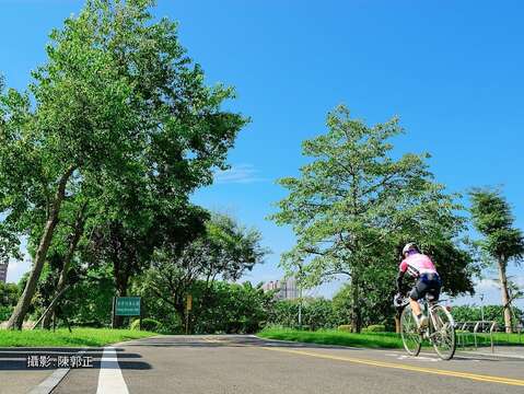 328柯市長會騎單車經過古亭河濱公園