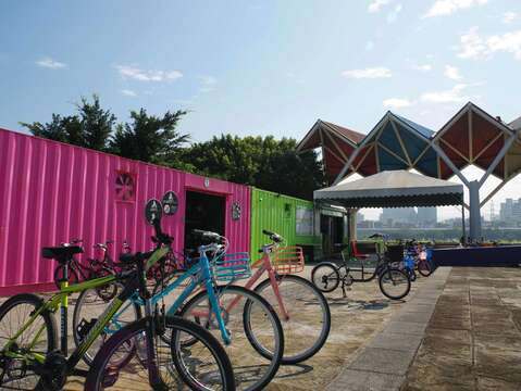 闔家大小也可以至自行車租借站租借單車，一同騎著單車暢遊精采好玩的河濱公園。