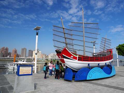 大稻埕碼頭一進水門即可看到色彩鮮豔的唐山帆船