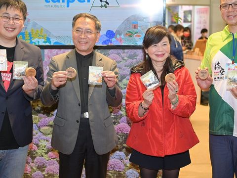 臺北館開幕貴賓宣傳品牌亮點車輪餅及花草茶包聯名商品