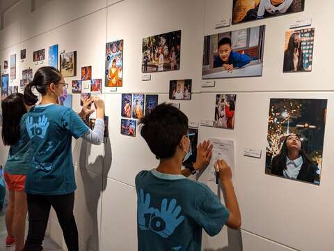 臺北市青發處將展覽結合校外教學，藉由導覽引導，學生在觀展的過程能與作品有更深的連結互動，藉此增進藝術欣賞素養。