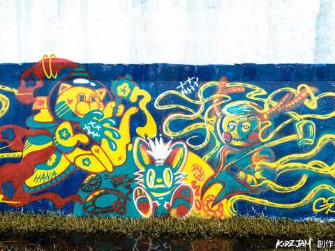 基五疏散門進入的觀山河濱塗鴉牆 常可以見到精彩的創作 (攝影 李鑑恒)