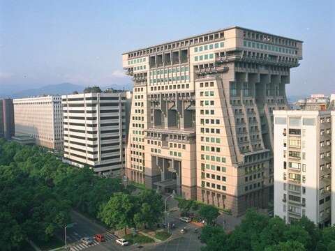 形似椅凳的宏國大樓曾被臺北市民票選為十大經典建築之一（照片來源：文化部國家文化資料庫）