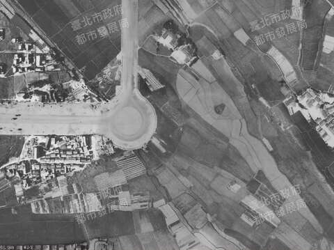 民國47 年（西元1958年），政府將松山機場至總統府必經的仁愛路拓寬為 60 米，作為國際迎賓大道，當時圓環東側還是一片陂塘(照片來源臺北市政府都市發展局歷史圖資展示系統)