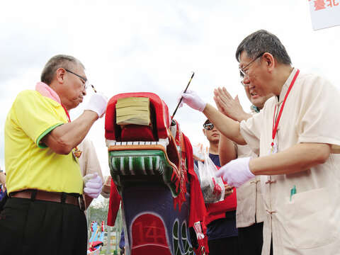 The Dragon Boat Eye Dotting Ceremony is a symbolic event for blessing the safety of participants in the race. (Profile Photo/Department of Sports, Taipei City Government)