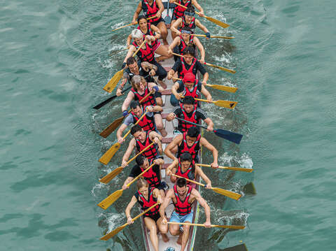 During the practice, each member plays an important role in balancing the boat while speeding up. (Photo/Samil Kuo)