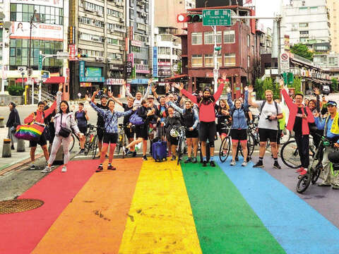 台北ではサイクリングも LGBTQIA+ のコミュニティを支援する方法の 1 つです。( 写真 /Asia Rainbow Ride)