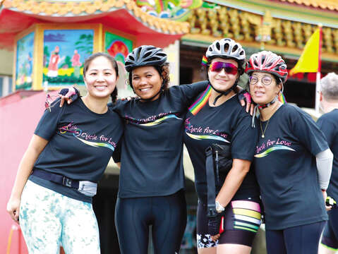 Asia Rainbow Rideはサイクリングを通して、各国から訪れた旅行者とローカルの人々を結びつけています。(写真/Asia Rainbow Ride)
