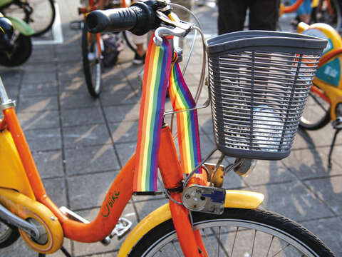 Asia Rainbow Rideの参加者はLGBTの人たちのシンボルであるプライドリボンを自転車にくくり付けて、サイクリングを行います。