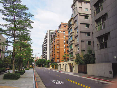 There are many well-planned residential areas and tranquil neighborhoods in Dazhi.