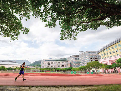 To many residents in Tianmu, the spacious jogging track at Tianmu Sports Park is a big bonus to living in the area. (Photo/Yenyi Lin)