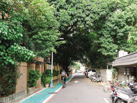 The tranquil lanes near Qingtian street are covered by big trees and plenty of shade, which is one of the reasons why many people consider the Kang Qing Long neighborhood the best residential area in Taipei.