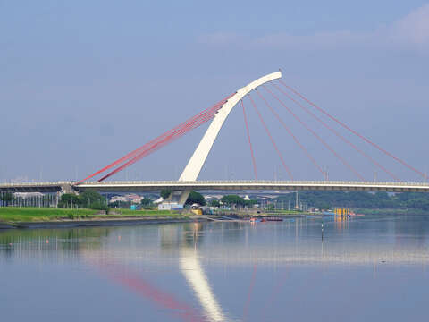 大直橋は台北の中心に直結しているので、大直に住む人たちはすぐに市内へアクセスできます。(写真/Yenyi Lin)