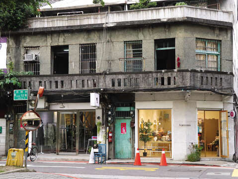 古い建物の多くを部分的にリノベーションした赤峰街では、台北でも数少ない新旧が入り交じった独特な風景を目にすることができます。