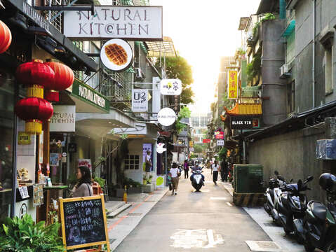 中山駅の近くにある小さな通りには数多くのカフェやセレクトショップが並んでいます。