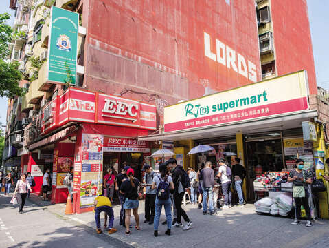 台北のリトル・フィリピンは東南アジアの商品を扱うお店が多く、エキゾチックな雰囲気が漂うエリアです。