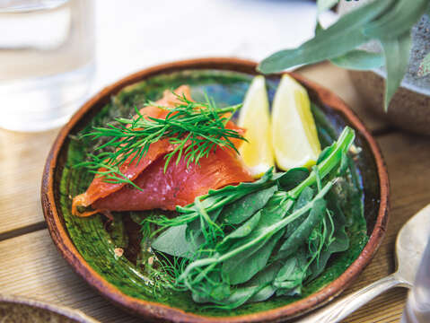 李さんは鮭と緑黄色野菜は栄養価が高いので、日々摂取するべきだと話します。(写真/Josh Bean)