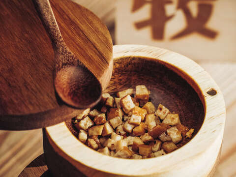 Embers’“Gathering Eight Beans” is based on a variety of soybean products and plays with the diversity of Bunun cuisine.