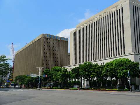 中央銀行、勞工保險局等中央機關均位於羅斯福路一段。