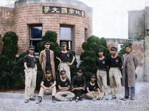 臺灣大學的前身是1928年日治時期設立的臺北帝國大學(照片來源：臺灣古寫真上色，影像經數位上色)。