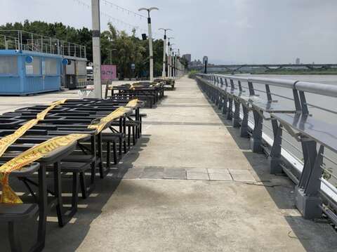 水利處已要求大稻埕碼頭貨櫃市集業者將座椅全數收起