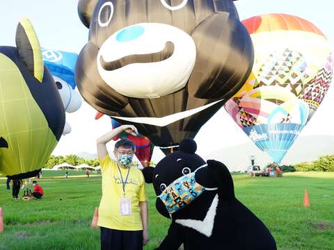 市長與熊讚在熊讚熱氣球前合影
