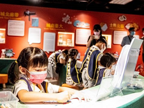 來台北探索館「台北無圍牆博物館特展─波力玩台北」體驗互動塗鴉牆，畫出屬於自己的波力與安寶。