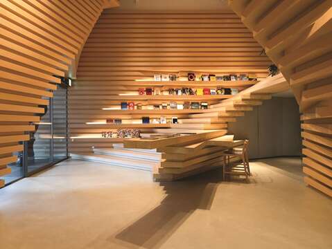 Master Kuma stacks natural material such as wood to create a smooth flow at the entrance of Whitestone Gallery Taipei. (Photo/Whitestone Gallery Taipei)