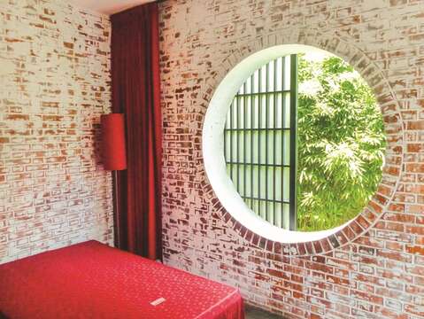 Round window panes and red bricks are the important elements of Chinese architecture that are frequently used by master Wang. (Photo/Taiwan Scene)
