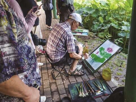 The Lotus Pond in Taipei Botanical Garden is often surrounded by painters, sketching the aquatic scenery. (Photo/Yenping Yang)