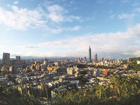 Within a short 15-minute hike, the viewing platform of Fuzhoushan Park offers a grand view of Taipei City.