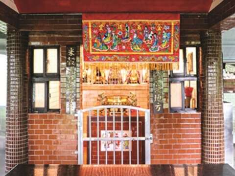 Locals believe that Tiaomi Temple blesses the people of Taipei from the past to the present.