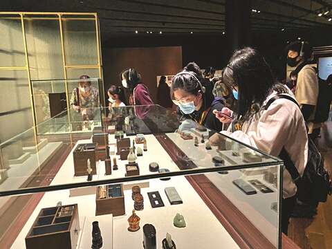 数多くの国宝級の展示品がある故宮博物院は、台北での芸術鑑賞に最適なスポットです。