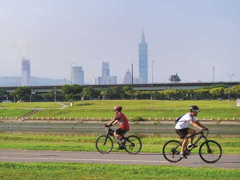 台北のリバーサイドでは、サイクリングをしてリフレッシュする人たちの姿がよく見られます。(写真/Yenyi Lin)