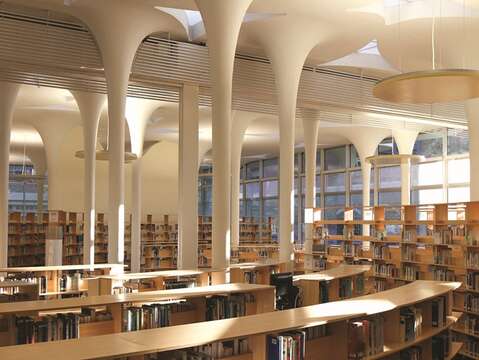近代的な建築が豊富にある台北では、図書館の館内も非常にデザイン性に富んだ作りをしています。