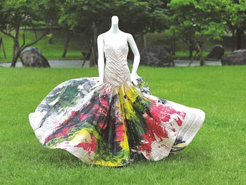 柯氏はファッションデザイナーとコラボし、自らの作品をドレスの上で表現しました。