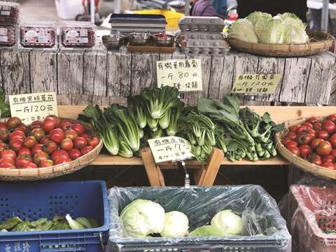 全国の小規模農家が集まっていてる台北の水花園有機農夫市集では、エコな農作物が簡単に購入できます。