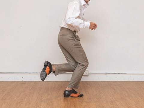 繰り返し足を交差させるクロスウォオークはスイングの特徴的な動作です。(写真/Samil Kao)