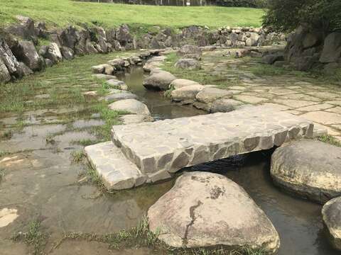 大溝溪溪畔步道用石砌修建步道水淺易親近常見民眾戲水