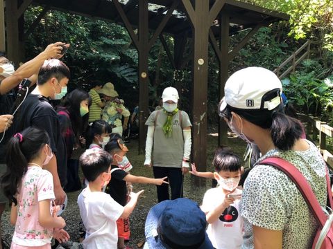 富陽自然生態公園最具特色「富陽三寶」為主題設計，藉由導覽老師的解說與遊戲，讓小朋友親近大自然，感受山林就在我們城市之中。