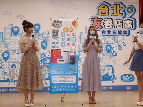「木曜4超玩」成員國民女友泱泱(左1)及日本女星阿部瑪利亞(右2)介紹「台北好康都友你」創意導客活動