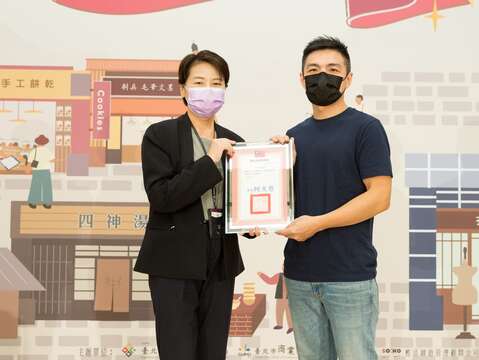 台北市政府黄珊珊副市长颁奖予再造店家九日咖啡