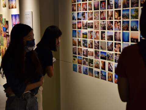 張維回顧旅行30國之深刻回憶，以照片牆及圖文書呈現。