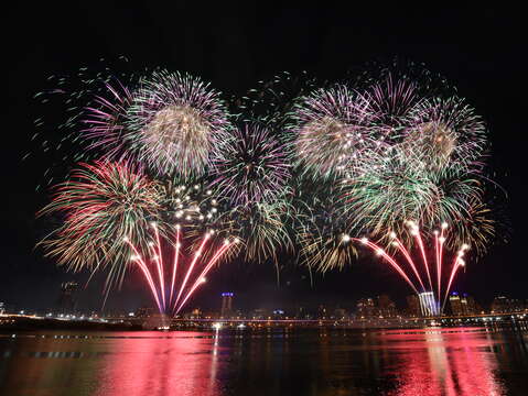 480秒精彩煙火秀，照亮整個台北水岸夜空，讓所有人都感到浪漫又幸福